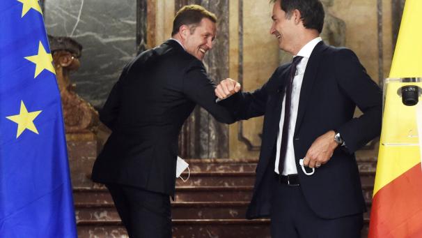 <p>Paul Magnette (PS, links) und Alexander De Croo (Open VLD, r.) nach einer Pressekonferenz.</p>