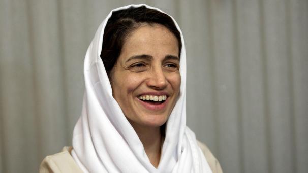 <p>2013, Iran, Teheran: Nasrin Sotudeh, iranische Anwältin, die sich für Rechtsstaatlichkeit und die Rechte politischer Gefangener, Oppositionsaktivisten, Frauen und Kinder einsetzt, lächelt in ihrem Haus, nachdem sie nach aus einer dreijährigen Haft freigelassen wurde.</p>