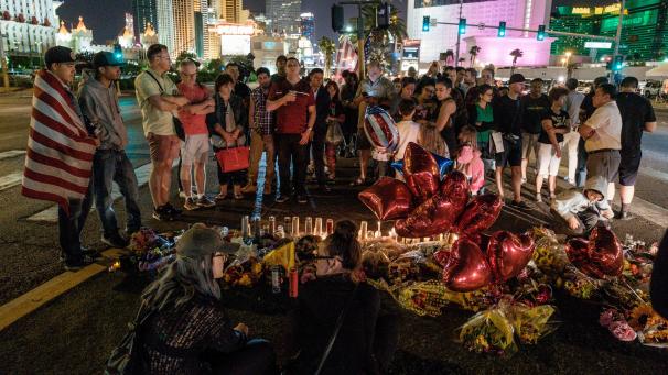 <p>Blumen und Kerzen liegen am 3. Oktober 2017 in Las Vegas (USA) an einer Gedenkstätte für die Opfer des Massakers am Vortag. Ein Todesschütze hat bei einem Musikfestival in der US-Touristenmetropole Las Vegas 58 Menschen getötet und über 800 verletzt.</p>