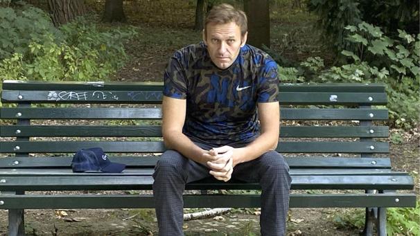 <p>Dieses Foto, das der russische Oppositionsführer am Mittwoch, 23. September 2020 auf seinem Instagram-Account veröffentlicht hat, zeigt Alexej Nawalny auf einer Parkbank sitzen.</p>
