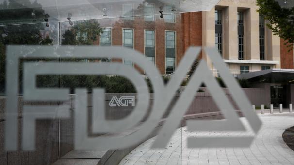 <p>Das Logo der U.S. Food and Drug Administration (die Lebensmittelüberwachungs- und Arzneimittelbehörde der Vereinigten Staaten) ist an einem Gebäude auf dem Campus der Behörde zu sehen. Die US-Arzneimittelbehörde FDA soll Medikamentenstudien zu lasch kontrollieren. Möglicherweise mit Folgen für die Qualität der Medikamente in Europa.</p>