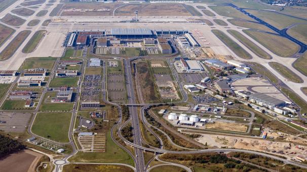 <p>September 2020, Brandenburg, Schönefeld: Luftaufnahme des künftigen Flughafens Berlin Brandenburg „Willy Brandt“. Nach mehreren geplatzten Terminen ist geplant, dass am 31. Oktober der neue Hauptstadtflughafen BER eröffnet wird.</p>