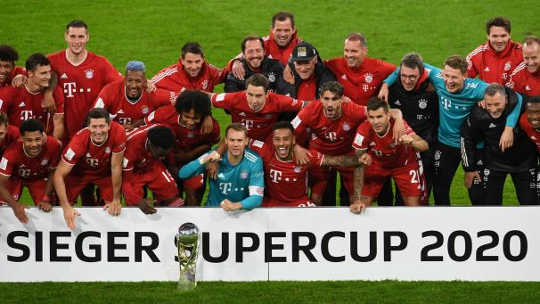 <p>Die Bayern posieren mit dem Supercup.</p>
