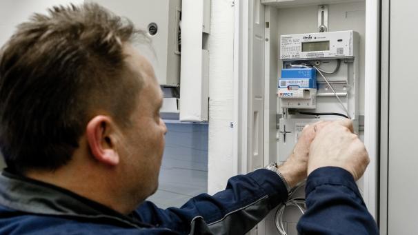 <p>Ein Elektriker montiert einen digitalen Stromzähler.</p>