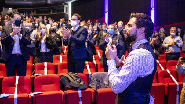 <p>Beim Partei-Kongress am Mittwochabend sprachen sich die MR-Mitglieder der neuen Föderalregierung aus. Parteiintern sorgt das Vorgehen des Parteivorsitzenden Bouchez (vorne im Bild) für viel Unmut.</p>