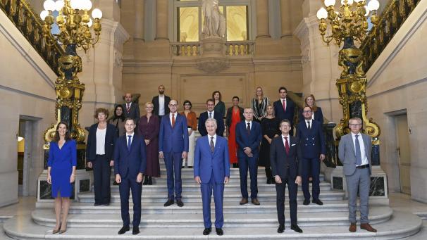 <p>Die neue Föderalregierung mit König Philippe (vorne, Mitte). V.l.n.r.: Sophie Wilmès, Petra De Sutter, Zakia Khattabi, Mathieu Michel, Alexander De Croo, Karine Lalieux, Sammy Mahdi, Vincent Van Peteghem, Tinne Van der Straeten, David Clarinval, Sarah Schlitz, Meryme Kitir, Frank Vandenbroucke, Eva De Bleeker, Ludivine Dedonder, Pierre-Yves Dermagne, Thomas Dermine, Vincent Van Quickenborne, Annelies Verlinden und Georges Gilkinet.</p>