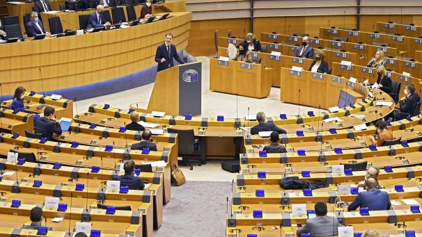 <p>De Croo bei seiner Ansprache im corona-sicheren Plenarsaal des EU-Parlaments</p>