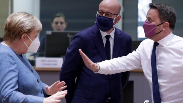 <p>Deutschlands Bundeskanzlerin Angela Merkel, Charles Michel, Präsident des Europäischen Rates (Mitte), und Xavier Bettel, Premierminister von Luxemburg, unterhalten sich während eines Rundtischgesprächs beim EU-Gipfel im Gebäude des Europäischen Rates.</p>