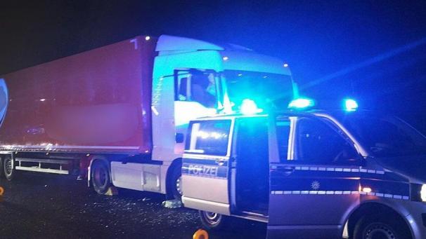 <p>Mai 2019, Nordrhein-Westfalen, Leverkusen: Ein Streifenwagen steht auf der Autobahn 1 vor einem Lastwagen. Mit einer riskanten Rettungsaktion hat ein 43-Jähriger den führerlosen Lastwagen auf der Autobahn gestoppt.</p>