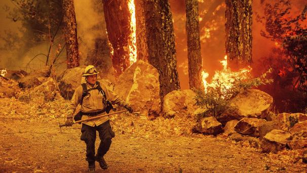 <p>01.10.2020, USA, Calistoga: Ein Feuerwehrmann geht während seines Einsatzes gegen das „Glass Fire“ einen Weg entlang. Bei anhaltender Hitze, Trockenheit und starken Winden haben die Behörden in Nordkalifornien erneut eine „Red Flag“-Warnung für hohe Feuergefahr ausgerufen.</p>