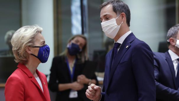 <p>Belgiens neuer Premierminister Alexander De Croo (r.) im Gespräch mit EU-Kommissionschefin Ursula von der Leyen.</p>