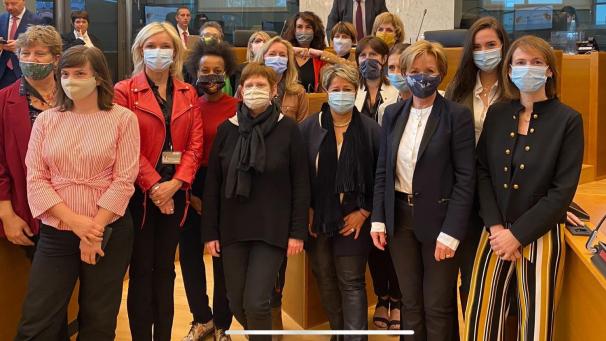 <p>Anne Kelleter (Zweite von links) und ihre Kolleginnen im Wallonischen Parlament protestierten gegen die Entscheidung von MR-Chef Georges-Louis Bouchez.</p>