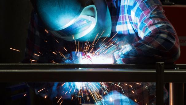 <p>Ein Schweißer einer Anlagentechnik-Firma schweißt Maschinenteile zusammen.</p>