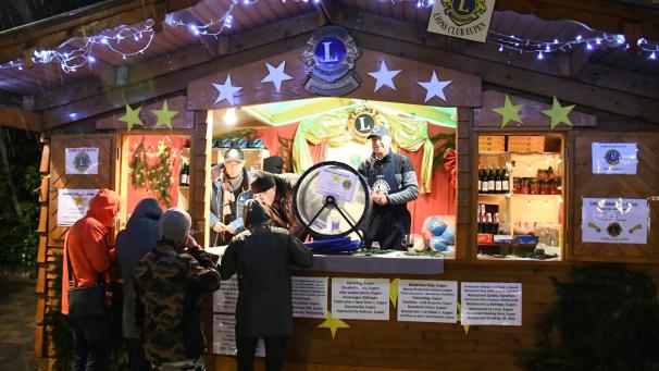 <p>Die Losbude des Lions Club ist fester Bestandteil des Weihnachtsmarkts.</p>