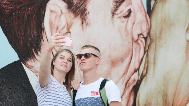 <p>Ein Selfie für den Auftritt im sozialen Netz vor dem Bruderkuss von Honecker und Breschnew. Auch 30 Jahre nach der Teilung Europas sind die Narben nicht verheilt. Einer der Hauptgründe: fehlender Respekt vor dem anderen.</p>