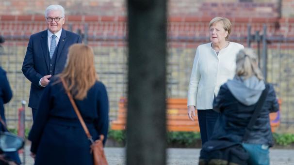 <p>Bundespräsident Frank-Walter Steinmeier und Bundeskanzlerin Angela Merkel (CDU) vor der Kirche St. Peter und Paul. Potsdam als Brandenburger Landeshauptstadt ist in diesem Jahr Gastgeber der zentralen Feierlichkeiten zum Tag der Deutschen Einheit.</p>