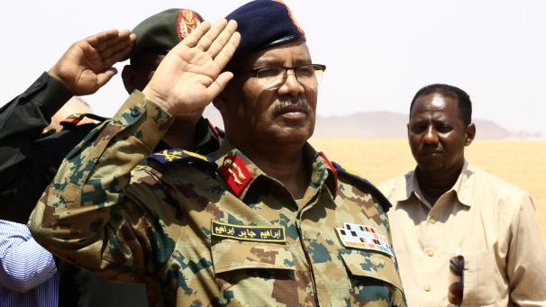 <p>Der sudanesische General Ibrahim Jaber Ibrahim bei der Zerstörung von Waffen, die zuvor eingesammelt worden waren.</p>