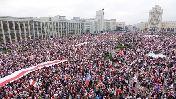 <p>Die Proteste dauern seit der Wahl an. Sie sind die größten in der Geschichte der Ex-Sowjetrepublik. Mehrere Menschen starben, es gab Hunderte Verletzte und mehr als 10 000 Festnahmen.</p>