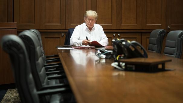<p>Donald Trump arbeitet in einem Konferenzraum des Militärkrankenhauses Walter Reed in Bethesda.</p>