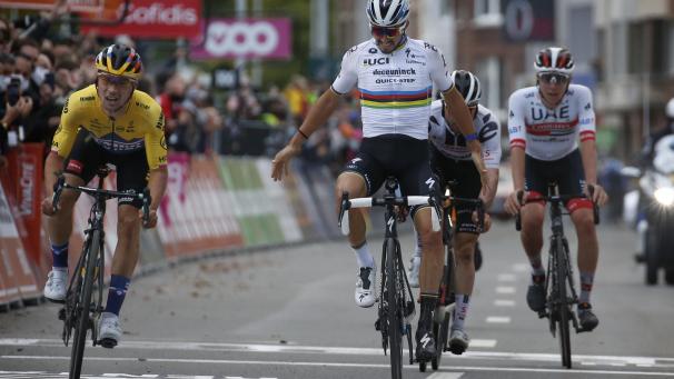 <p>Roglic (l.) zog in letzter Sekunde an Alaphilippe vorbei.</p>