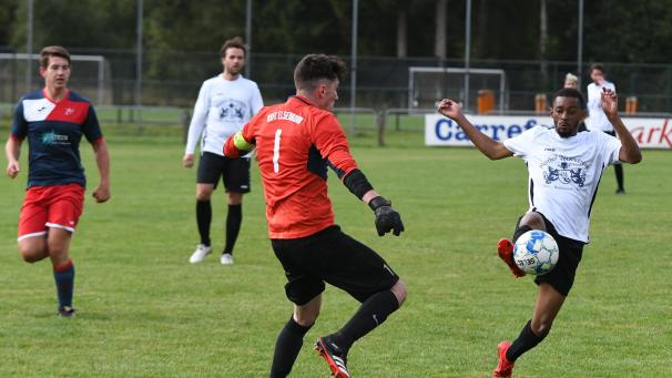 <p>Ein Duell, das es zwischen St.Vith und Elsenborn immer wieder gab: Carmelino Nito (r.) gegen den starken Torwart Andy Mackels.</p>