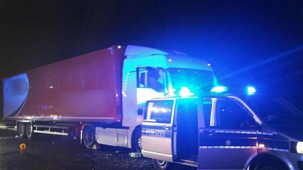 <p>Nach einer heldenhaften Aktion auf der A1 bei Wermelskirchen ehrt NRW-Ministerpräsident Laschet (CDU) den Autofahrer, der im Mai 2019 in das Führerhaus eines fahrenden Lkw geklettert war und den Laster zum Stehen brachte.</p>