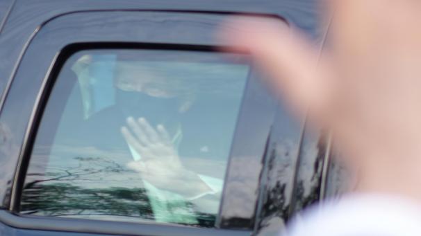 <p>Donald Trump fährt vor dem Walter-Reed-Militärkrankenhaus an seinen Anhängern vorbei. Der mit dem Coronavirus infizierte US-Präsident hat seinen Anhängern außerhalb des Krankenhauses einen Überraschungsbesuch abgestattet.</p>