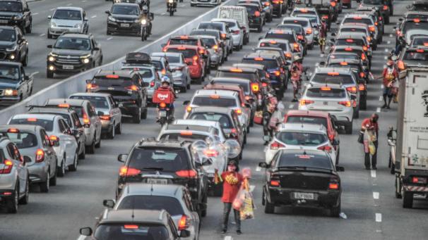<p>Brasilien, São Paulo: Autos stehen im Stau auf der Avenida Prestes Maia in der Zentralregion von Sao Paulo inmitten der Coronavirus-Pandemie.</p>