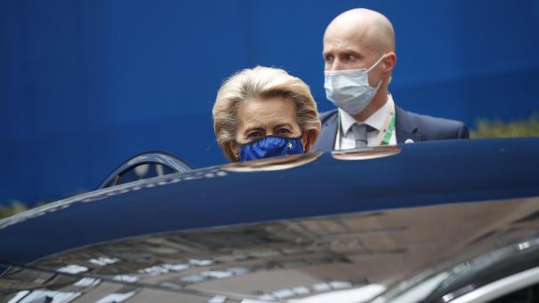 <p>Ursula von der Leyen, Präsidentin der Europäischen Kommission, steigt nach dem zweiten Tag des EU-Sondergipfels zur Abreise in ein Auto.</p>