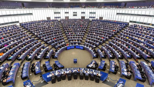 <p>Januar 2020, Frankreich, Straßburg: Europaabgeordnete sitzen während einer Abstimmung im Plenarsaal des Europäischen Parlaments.</p>