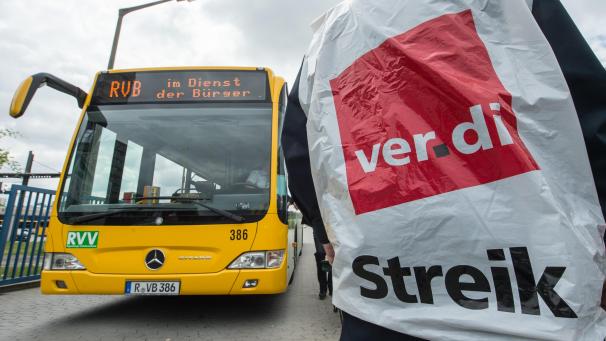 <p>Ein streikender Busfahrer steht vor einem Bus. Verdi kündigt weitere Warnstreiks im öffentlichen Nahverkehr an.</p>