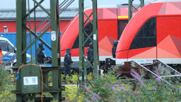 <p>Mitarbeiter der Polizei gehen zwischen Zügen auf dem Gelände des DB Betriebsbahnhofs Deutzer Feld entlang. In einem abgestellten Zug in Köln ist ein „möglicher Sprengsatz“ entdeckt worden.</p>