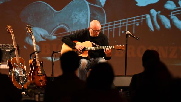 <p>Einmal mehr stellte Jacques Stotzem unter Beweis: Er ist ein Vollblutmusiker, der absolut alles aus seinem Instrument hervorholt.</p>