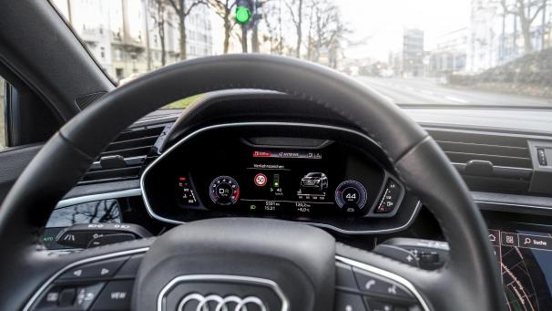<p>Audi hat ein System entwickelt, das im Cockpit anzeigt, ob leichtes Gas geben oder Bremsen ein Mitschwimmen auf der Grünen Welle ermöglicht.</p>
