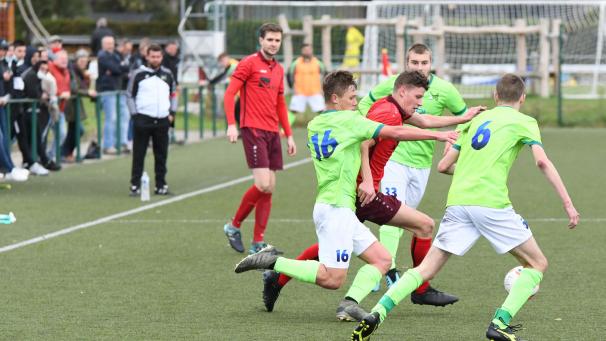 <p>Janos Paasch (am Ball) war der Matchwinner bei Lontzen B.</p>