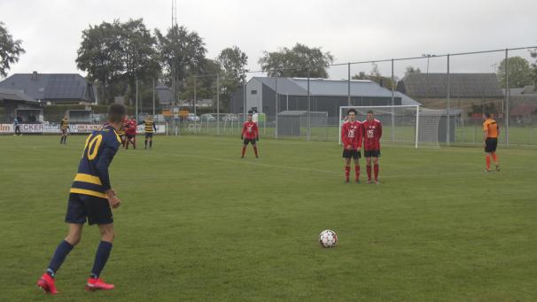 <p>Hautes-Fagnes, hier bei einem Freistoß, ergatterte in den Schlussminuten einen Punkt in Honsfeld.</p>