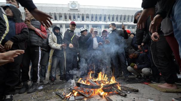 <p>Demonstranten versammeln sich um eine Feuerstelle vor dem Regierungsgebäude auf dem zentralen Platz während einer Kundgebung gegen die Ergebnisse einer Parlamentsabstimmung.</p>