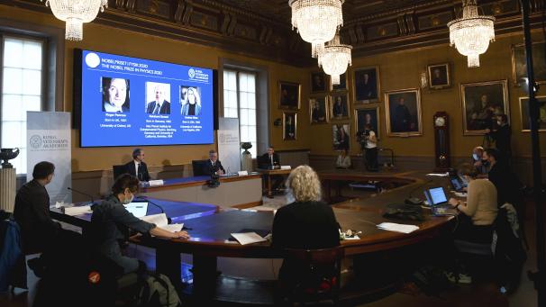 <p>Goran K. Hansson (M), Generalsekretär der Akademie der Wissenschaften, gibt während einer Pressekonferenz in der Königlich Schwedischen Akademie der Wissenschaften die Gewinner des Nobelpreises für Physik 2020 bekannt. Die drei Preisträger auf dem Bildschirm von links, Roger Penrose, Reinhard Genzel und Andrea Ghez, haben den diesjährigen Nobelpreis in Physik für die Entdeckungen schwarzer Löcher erhalten.</p>