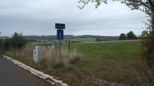 <p>Das Gelände, auf dem der Dorftreff entstehen soll, befindet sich an der Kreuzung Büllinger Straße/Schirlberg. Ein Teil des Geländes wird auch als Gemeindebaustelle jungen Bauwilligen zur Verfügung stehen.</p>