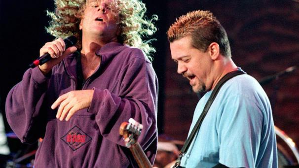 <p>1995, Rheinland-Pfalz, Nürburg: Der Sänger der Rockgruppe „Van Halen“, Sammy Hagar (l.) und Leadgitarrist Eddie van Halen treten beim Festival „Rock am Ring“ am Nürburgring auf. Mit seiner Gitarre hat Eddie van Halen die Rockmusik geprägt.</p>