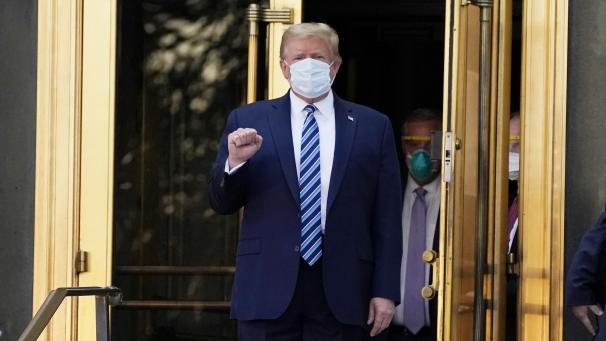 <p>Ob mit oder ohne Maske und selbst wenn er seine Landsleute (und die ganze Welt) aufruft, keine Angst vor dem Virus zu haben: Trump polarisiert</p>