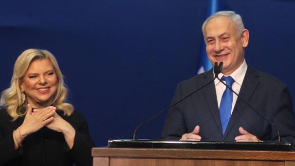 <p>Benjamin Netanjahu, Ministerpräsident von Israel, steht neben seiner Frau Sara.</p>