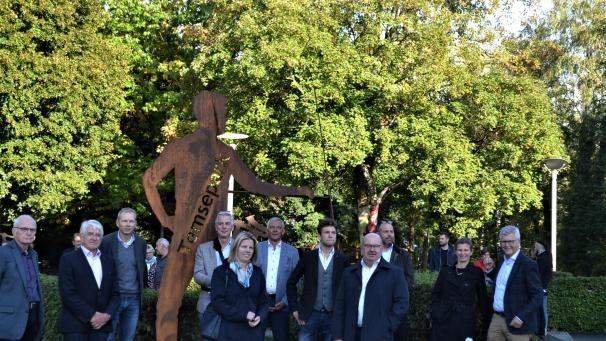 <p>Vertreter der verschiedenen Serviceclubs, die den Fonds jahrelang verwalteten, haben im Temsepark Stahlfiguren in Gedenken an Roger Bosten aufgestellt.</p>