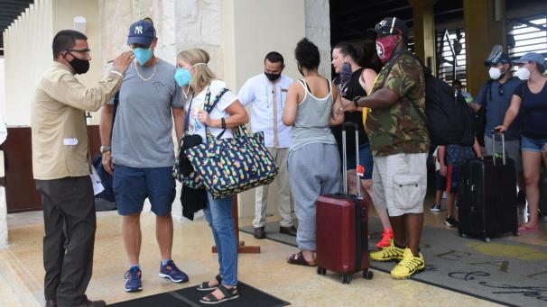 <p>Touristen in Puerto Morelos bringen sich in Sicherheit.</p>