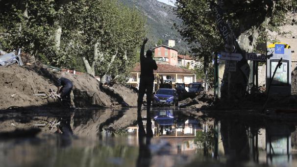<p>Breil-Sur-Roya: Eine Anwohnerin gestikuliert nach schweren Regenfällen mit Überflutungen auf einer überfluteten Straße nahe der Grenze zu Italien. Unwetter und Überschwemmungen haben im Hinterland der südfranzösischen Ferienmetropole Nizza chaotische Zustände ausgelöst.</p>