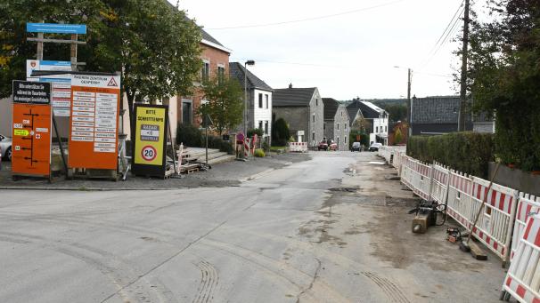 <p>Im Zentrum von Raeren ist noch kein Ende der Arbeiten in Sicht.</p>