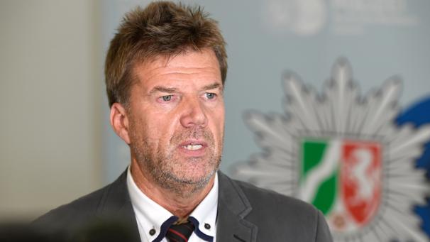 <p>Gerhard Hoppmann von der Polizei Krefeld, Leiter der „Mordkommission Sandkuhle“, spricht auf einer Pressekonferenz zu einem Mordfall von 1996. Die Leiche des 43 Jahre alten Mannes aus Würselen bei Aachen war im Dezember 1996 an einer Kiesgrube im Kreis Kleve entdeckt worden. Seit der vergangenen Woche sitzt ein Tatverdächtiger in Untersuchungshaft.</p>