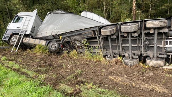 <p>Der Lkw aus Litauen stürzte eine Böschung hinab.</p>