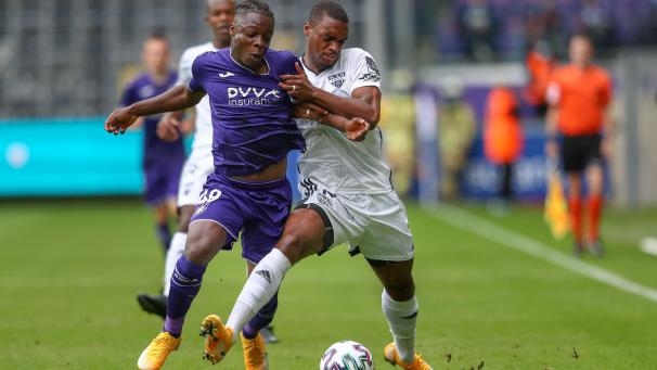 <p>Gegen die AS Eupen kam Doku (l., im Duell mit Ngoy) zum letzten Mal für Anderlecht zum Einsatz.</p>