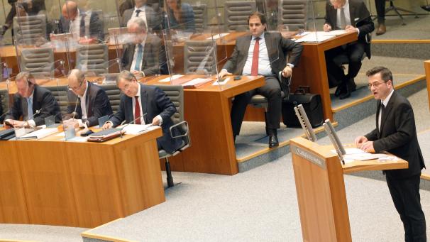 <p>Thomas Kutschaty (r.), Vorsitzender der SPD-Fraktion im Landtag von Nordrhein-Westfalen, spricht während der Generaldebatte zum Haushaltsentwurf zum Plenum.</p>